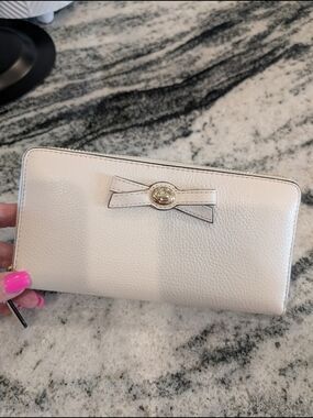 Coach Bow Turnlock Accent Zip Wallet In Chalk